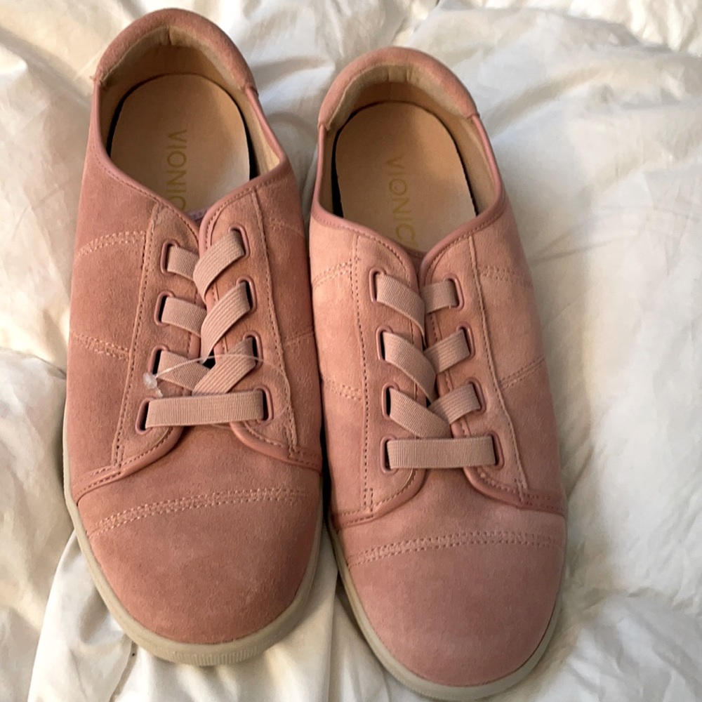 Vionic NWOT suede sneakers